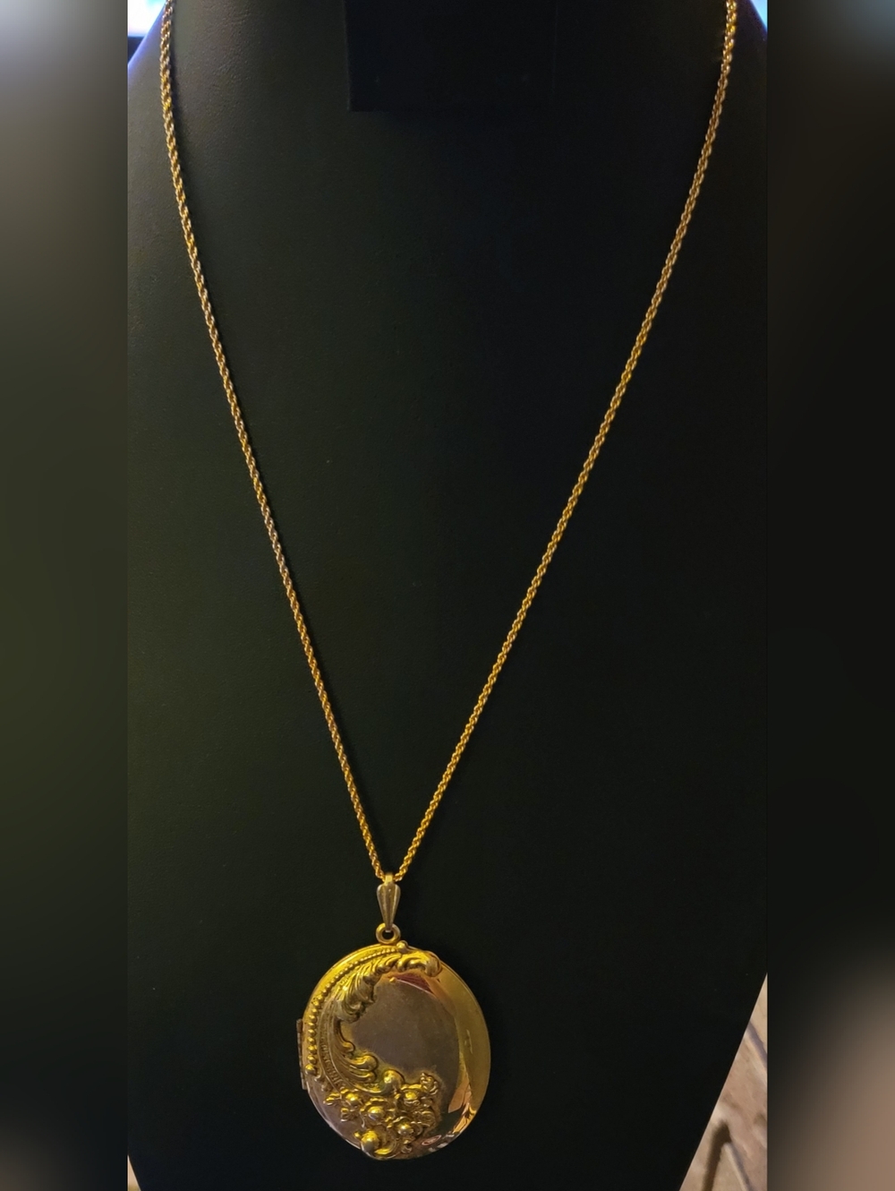 Vintage Loket Large Oval Gold Tone Pendant Necklace